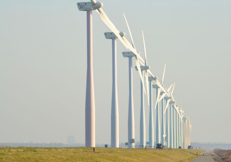 为什么风力发电机都隔得很远？